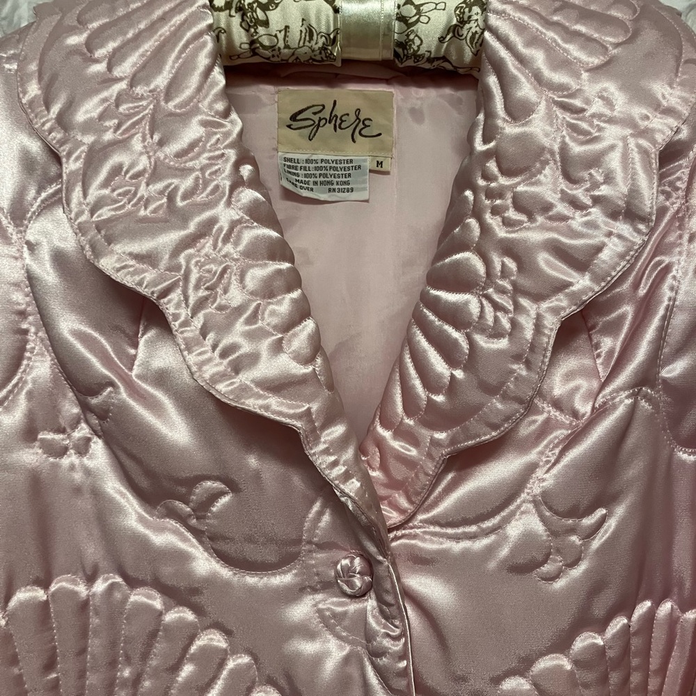 BUY NOW 💕🎄Gorgeous Pink women’s Robe “Sphere” size M, New Vintage. Never worn.